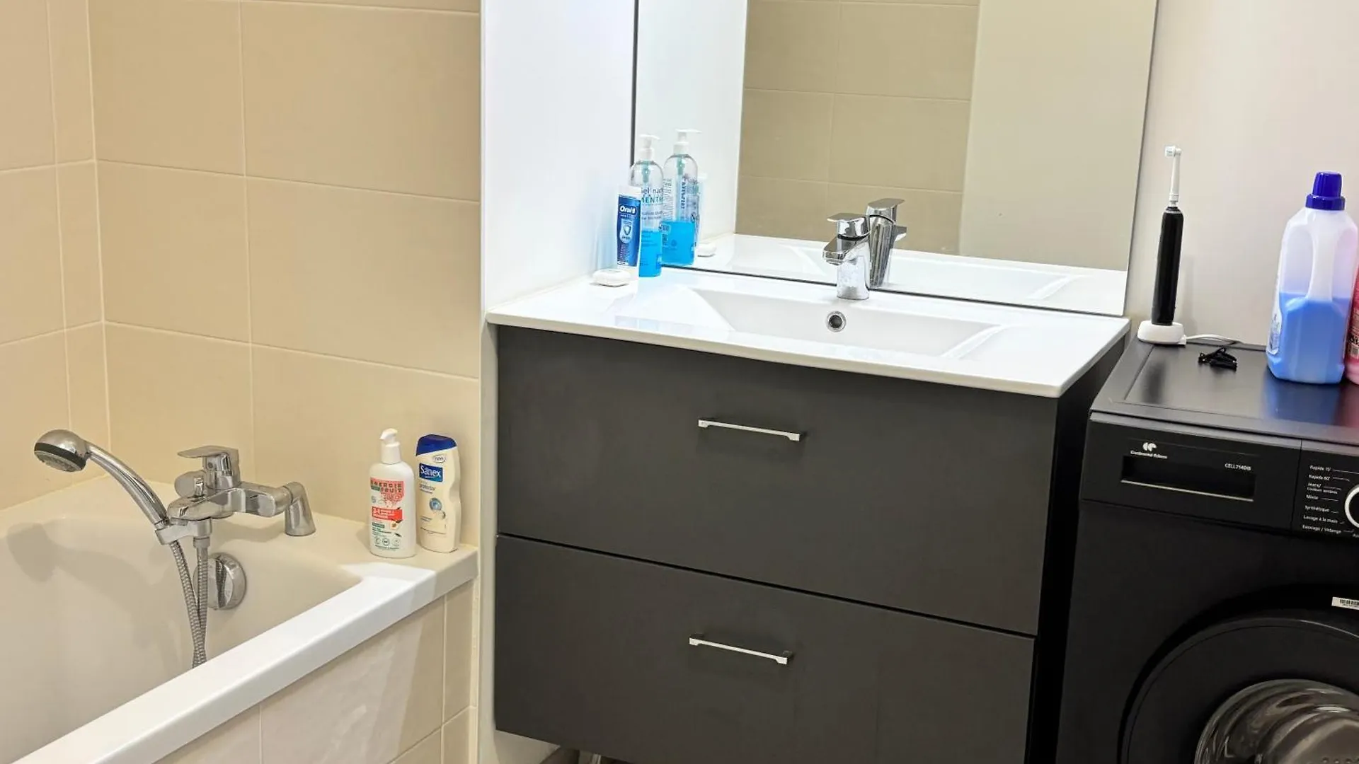 Chambre Neuve Chez Habitant Vénissieux